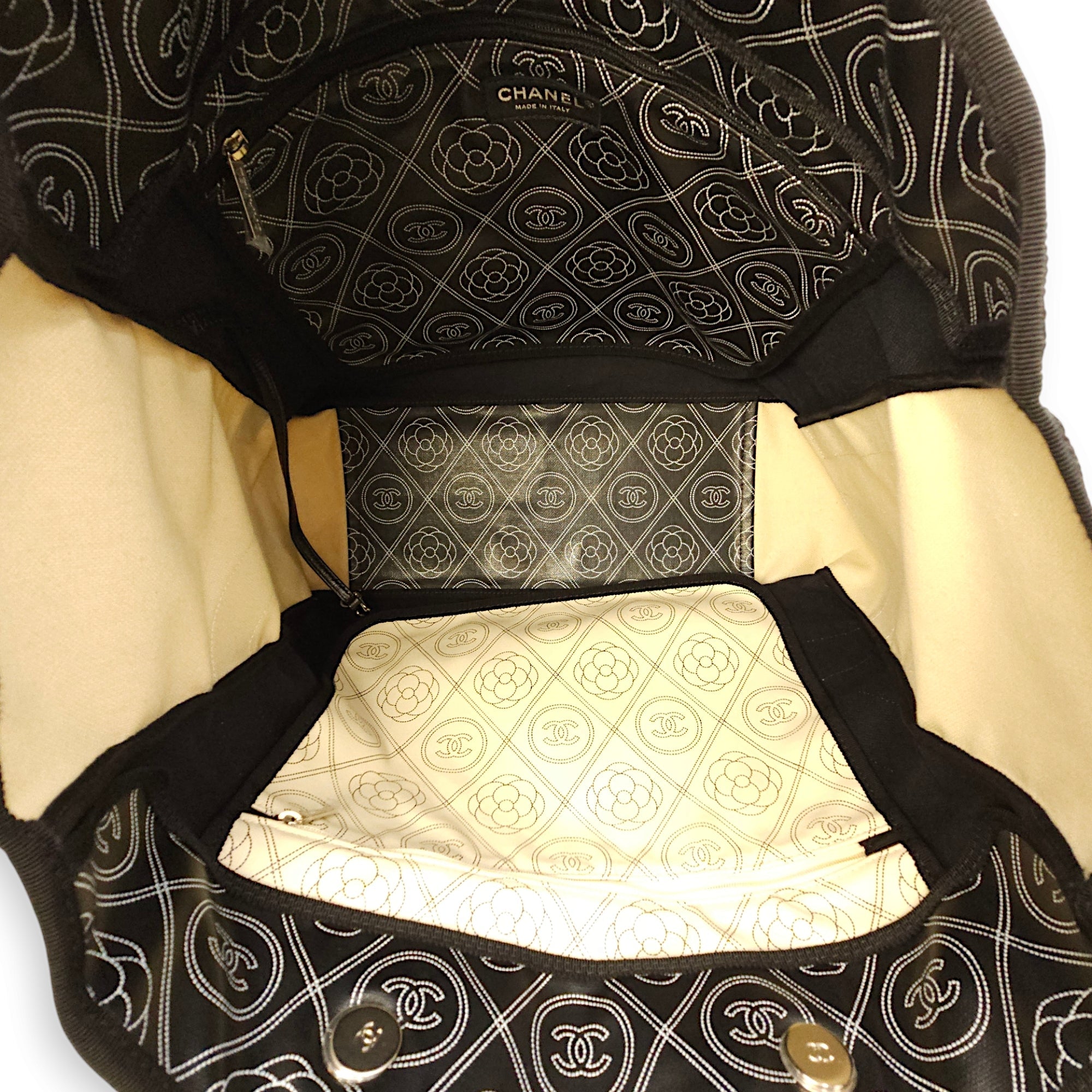 Camellia Logo Printed Deauville Black & cream Tote Bag in Coated Canvas, Silver hardware - Image 7