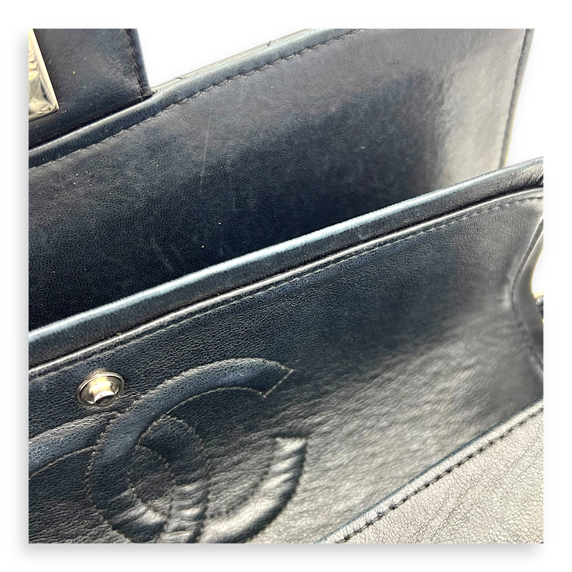 Classic Medium Black Shoulder Bag in Patent Leather, Silver hardware - Image 13