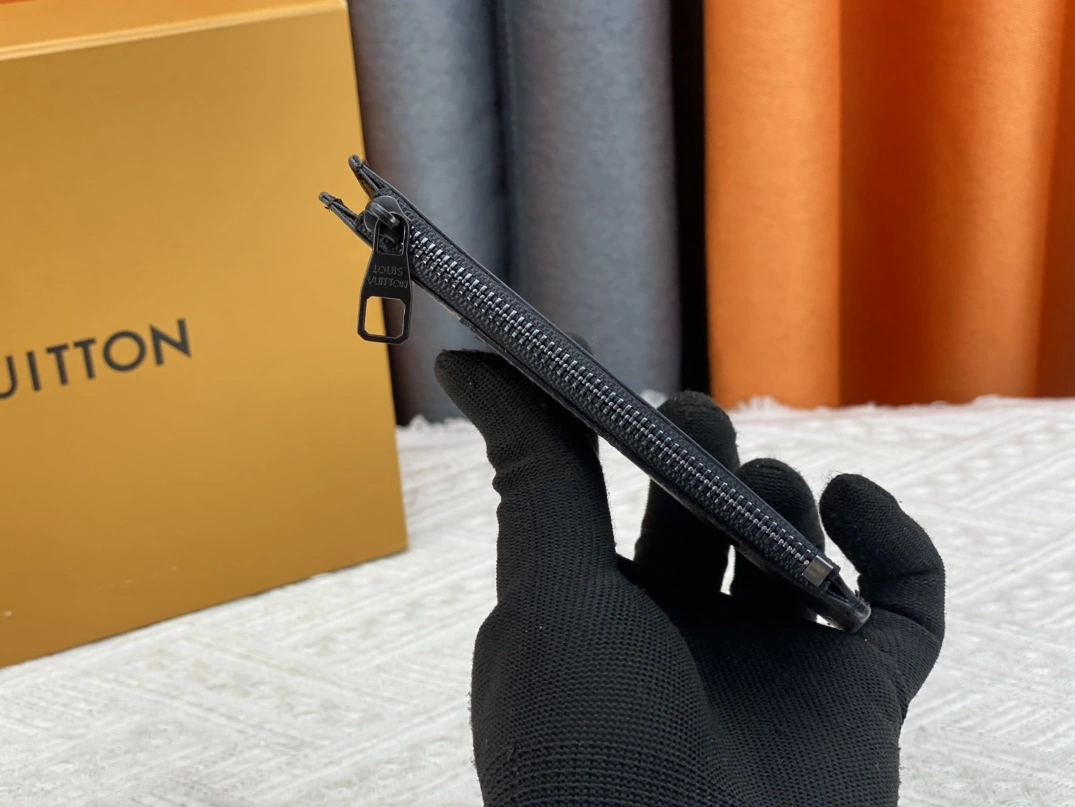 Bright 1313 Louis Vuitton AAA Quality Card Case For Unisex - Image 3