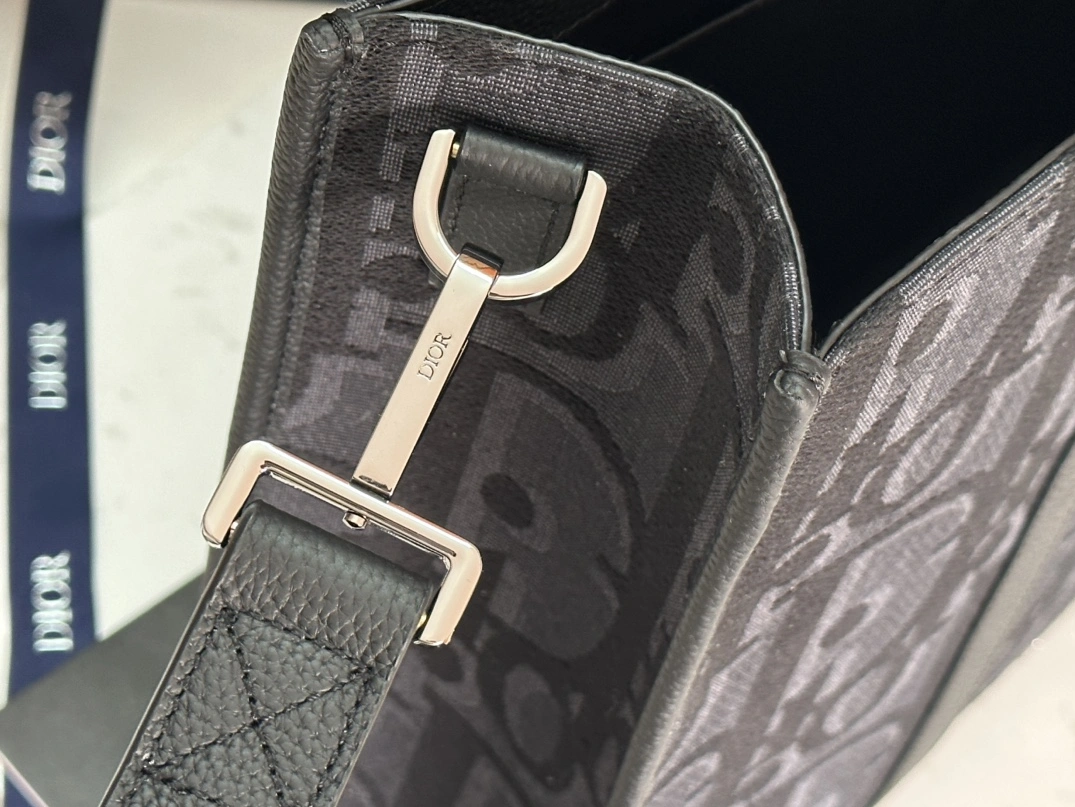 Christian Dior AAA Man Handbags WellDesigned 8681 - Image 4