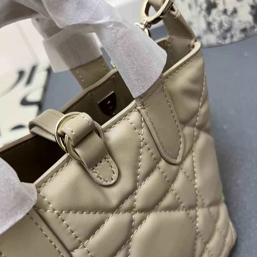 Efficient 3352 Christian Dior AAA Quality Handbags For Women - Image 6