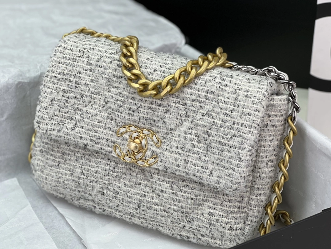 Elegant 1254 Chanel AAA Quality Messenger Bags For Women