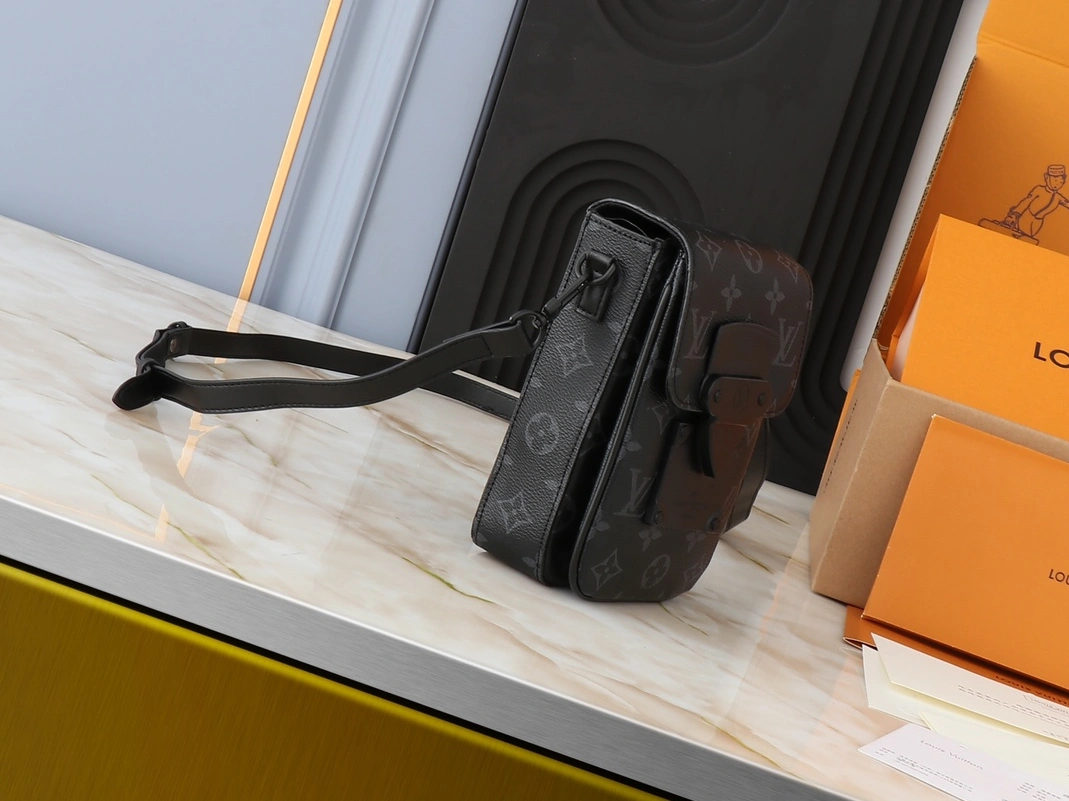 EyeCatching 5820 Louis Vuitton AAA Quality Messenger Bags For Unisex - Image 4