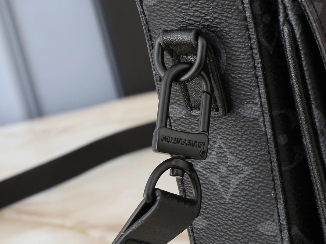 EyeCatching 5820 Louis Vuitton AAA Quality Messenger Bags For Unisex - Image 6