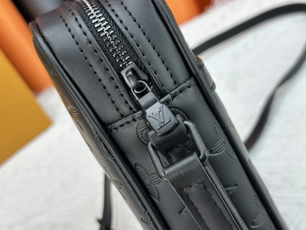 Flexible 6543 Louis Vuitton AAA Quality Messenger Bags For Unisex - Image 6