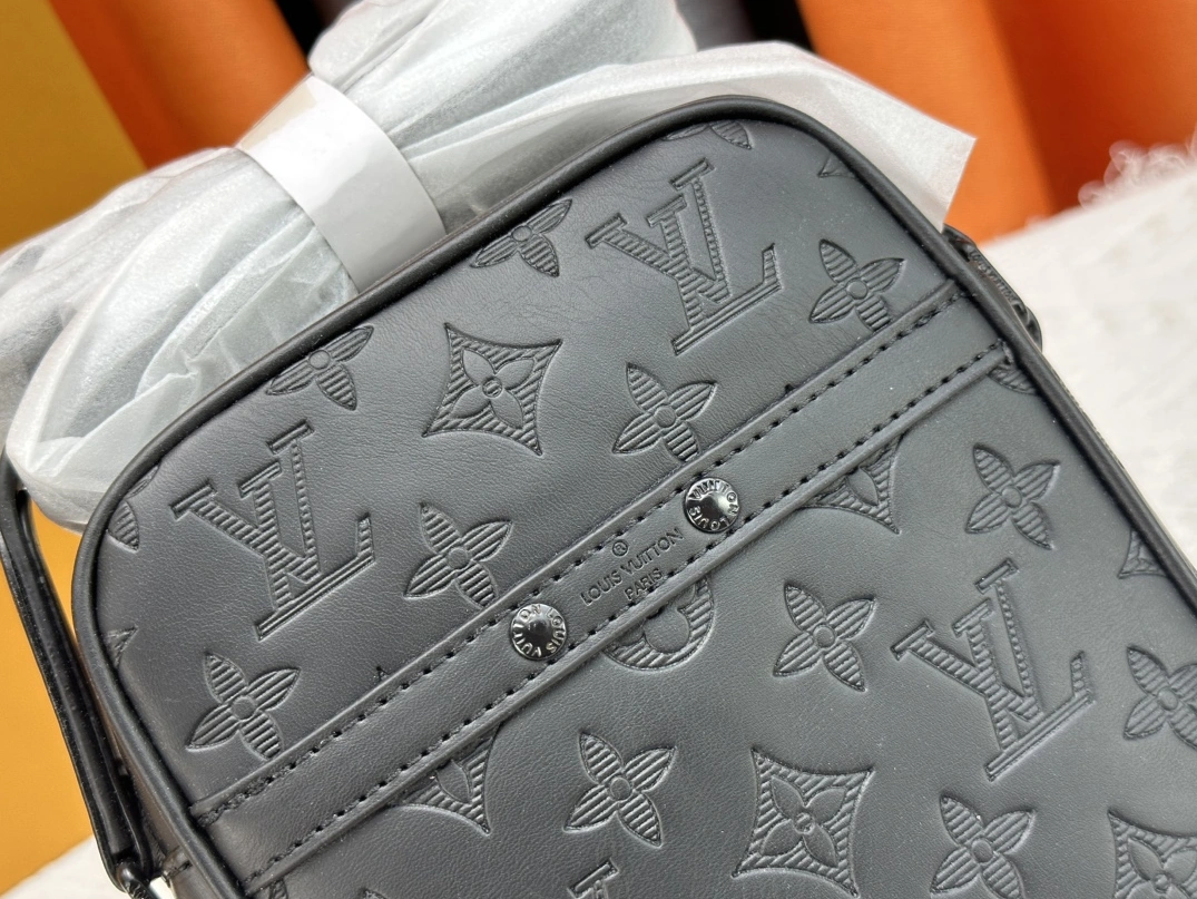 Flexible 6543 Louis Vuitton AAA Quality Messenger Bags For Unisex - Image 7