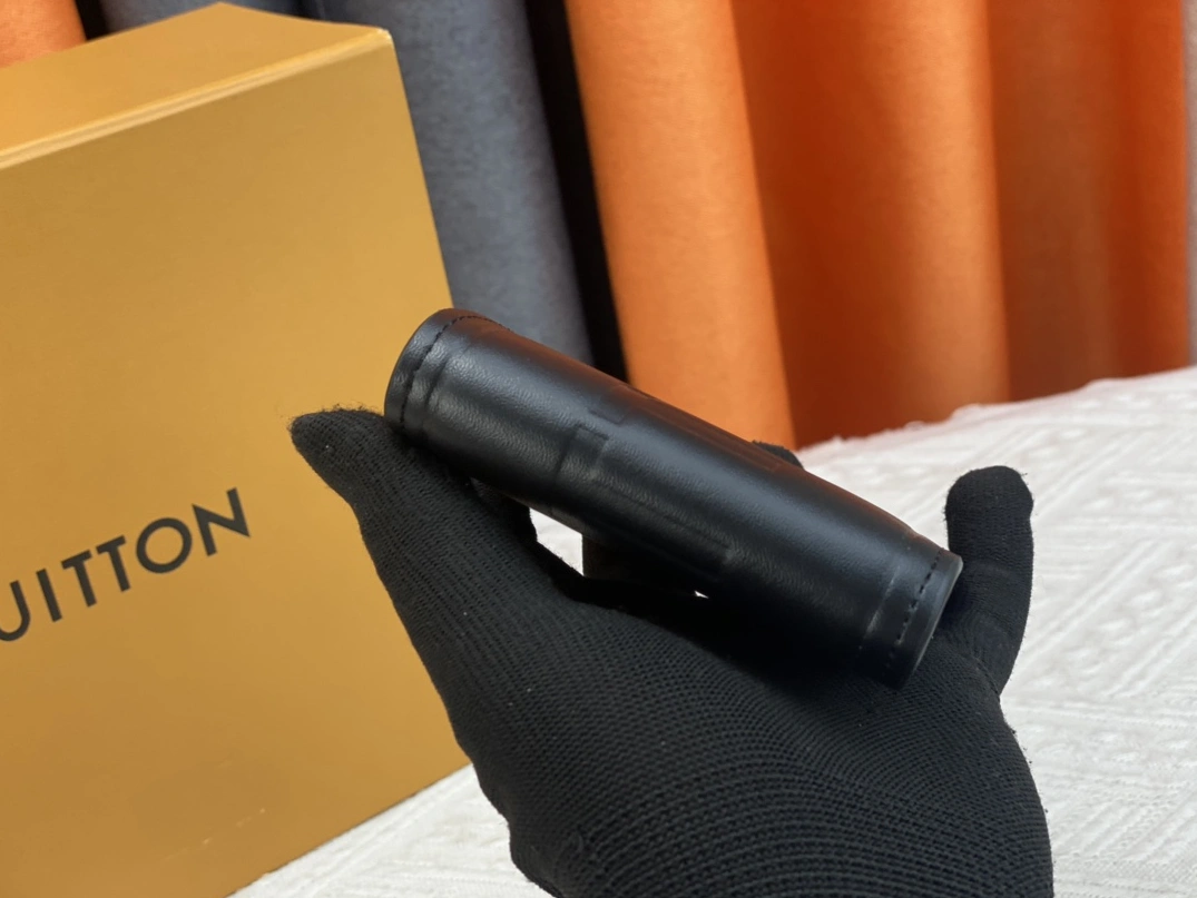 GoAnywhere 2170 Louis Vuitton AAA Quality Wallets For Unisex - Image 5