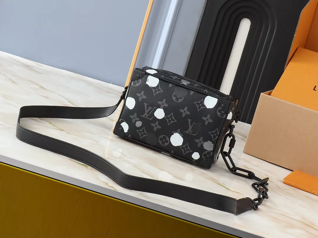 GoodFit 4006 Louis Vuitton AAA Quality Messenger Bags For Unisex - Image 3