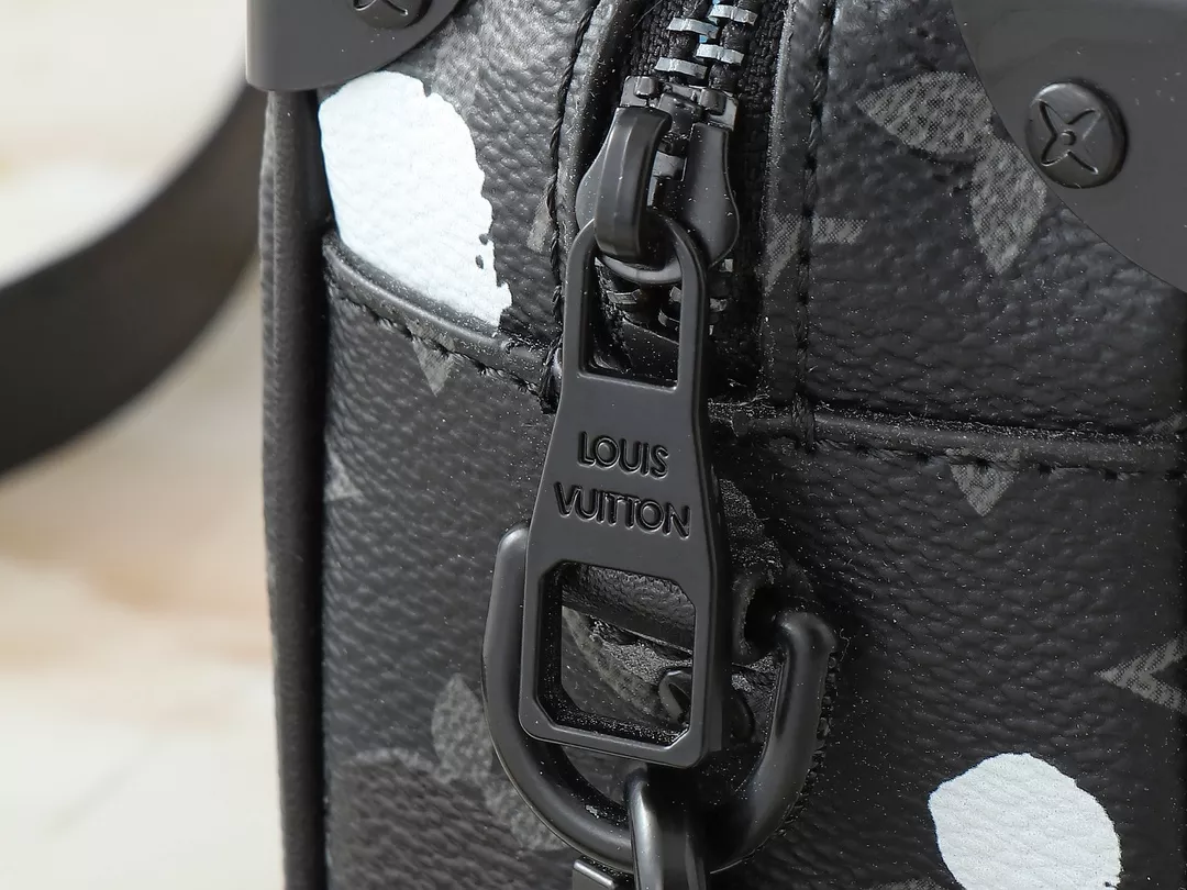 GoodFit 4006 Louis Vuitton AAA Quality Messenger Bags For Unisex - Image 7