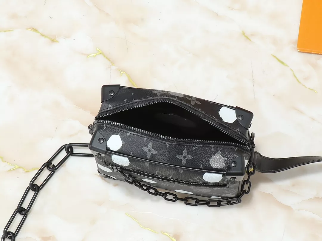 GoodFit 4006 Louis Vuitton AAA Quality Messenger Bags For Unisex - Image 8