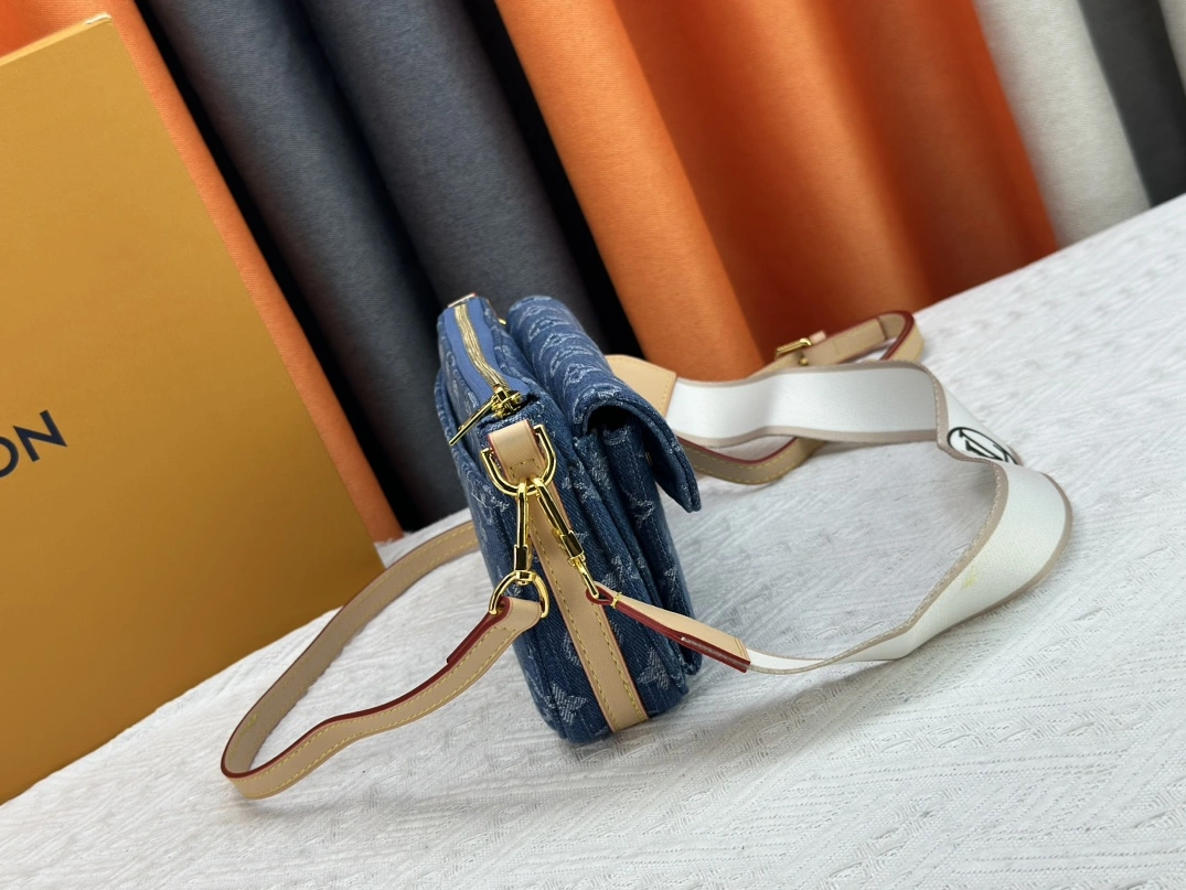 HighQuality 9108 Louis Vuitton AAA Quality Messenger Bags For Unisex - Image 3