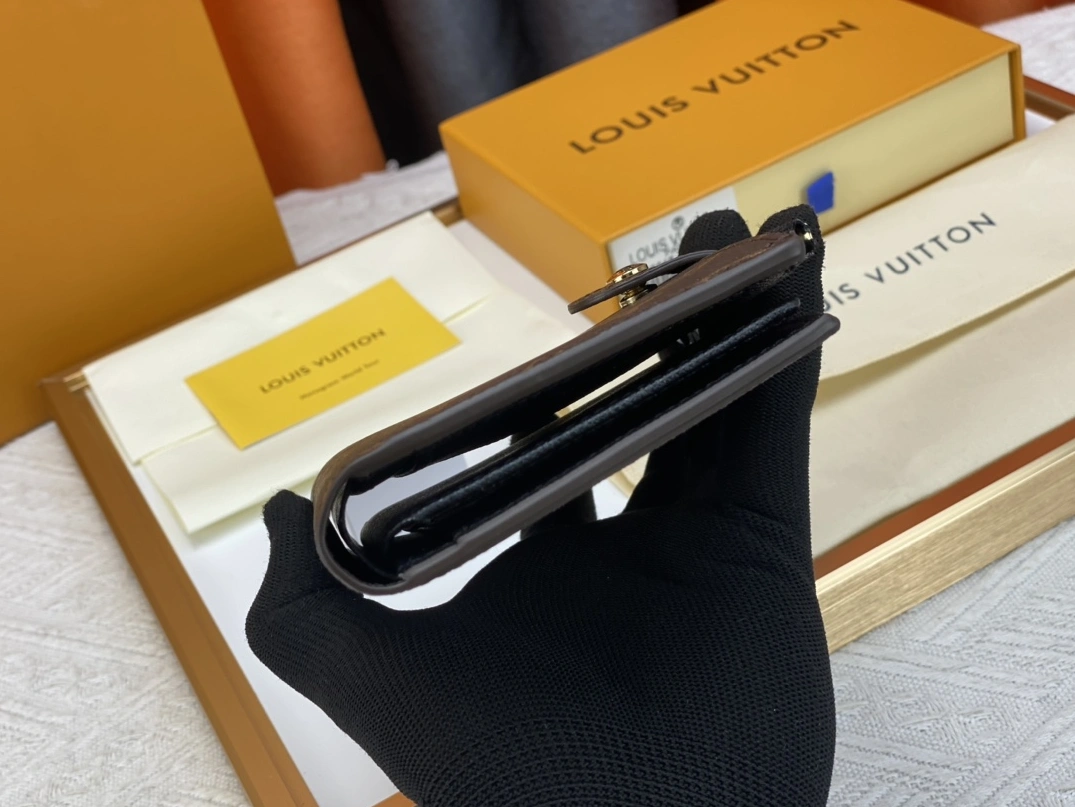 Louis Vuitton AAA Quality Card Case For Women Bold 5848 - Image 5