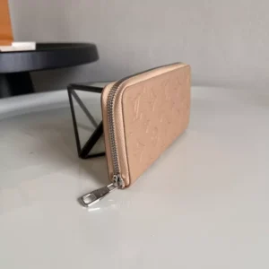 Louis Vuitton AAA Quality Card Case Popular 5786