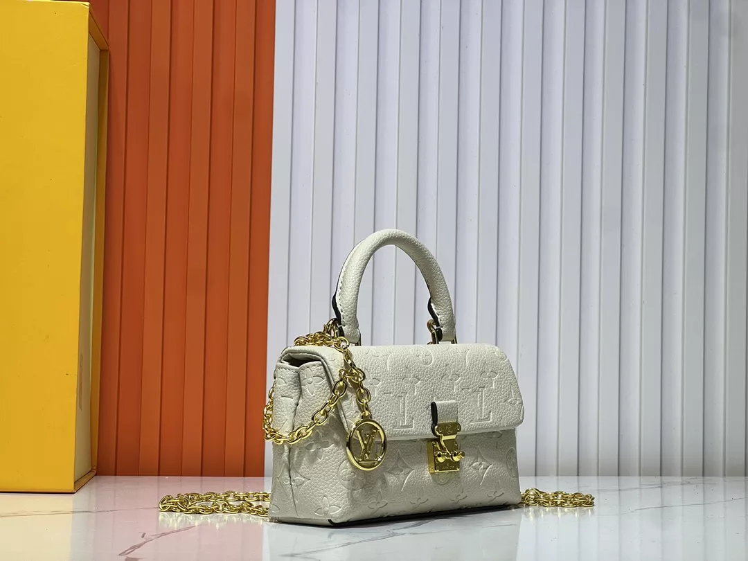 Louis Vuitton AAA Quality Handbags For Women Lightweight 5395