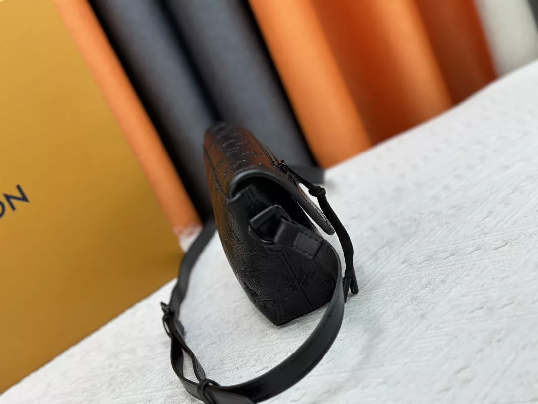 Louis Vuitton AAA Quality Messenger Bags For Unisex Popular 5218