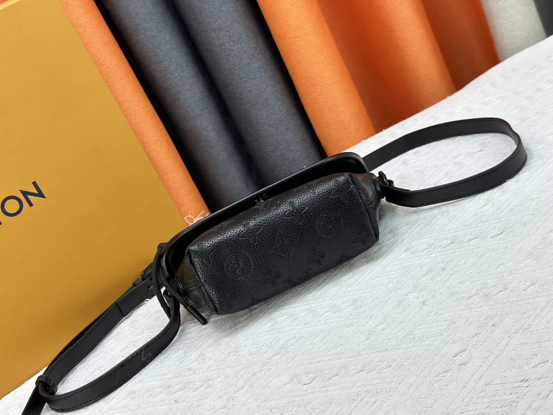 Louis Vuitton AAA Quality Messenger Bags For Unisex Popular 5218 - Image 4