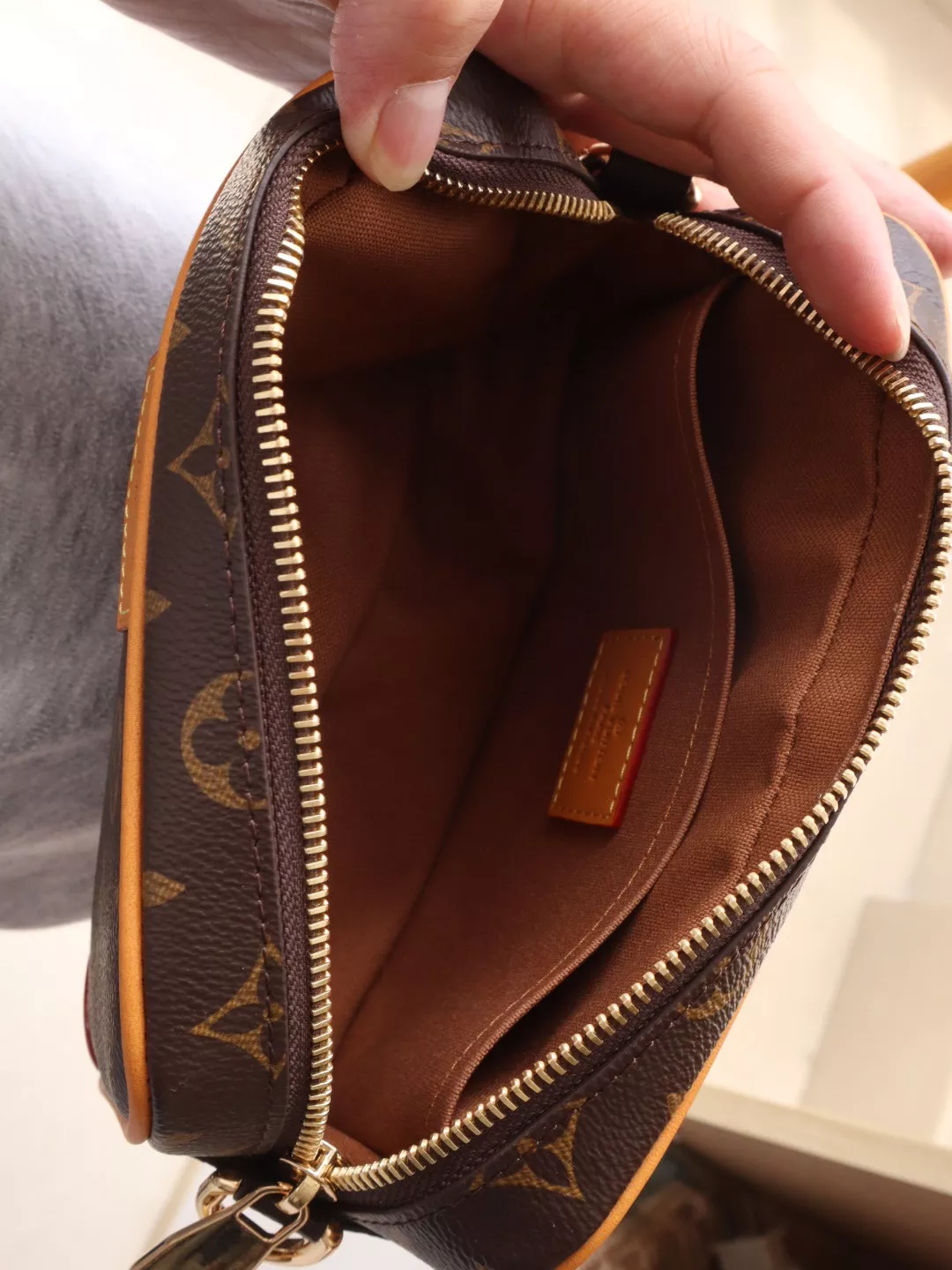 Louis Vuitton AAA Quality Messenger Bags For Unisex Versatile 7450 - Image 8