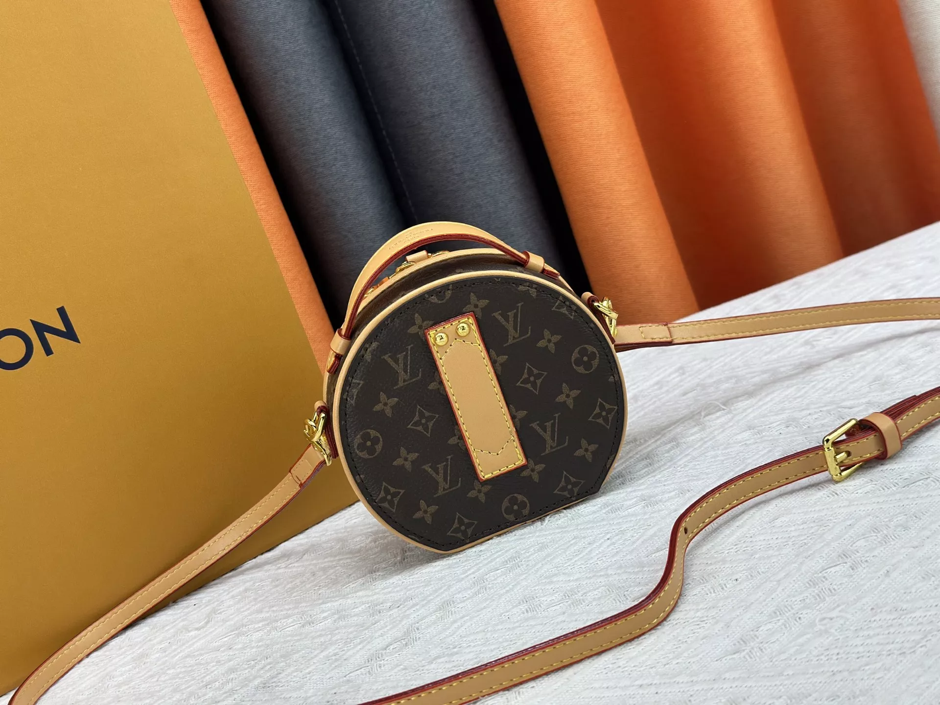 Louis Vuitton AAA Quality Messenger Bags For Women Breathable 5904 - Image 4