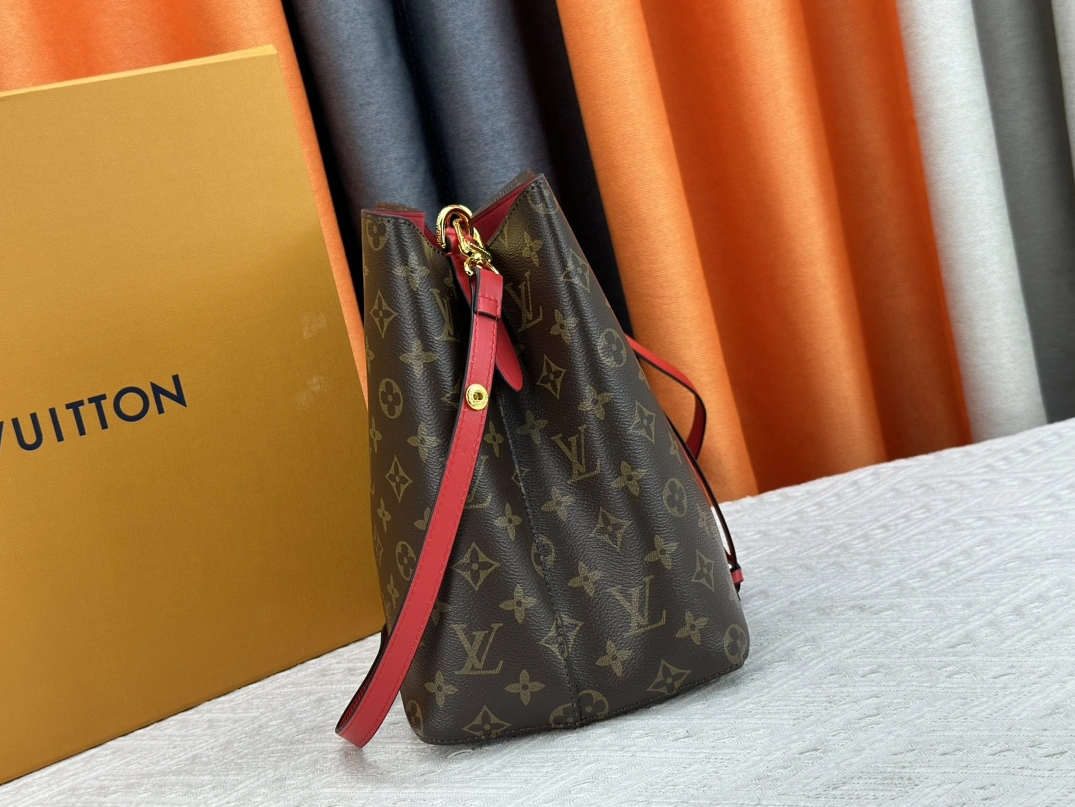 Louis Vuitton AAA Quality Messenger Bags For Women EyeCatching 7670