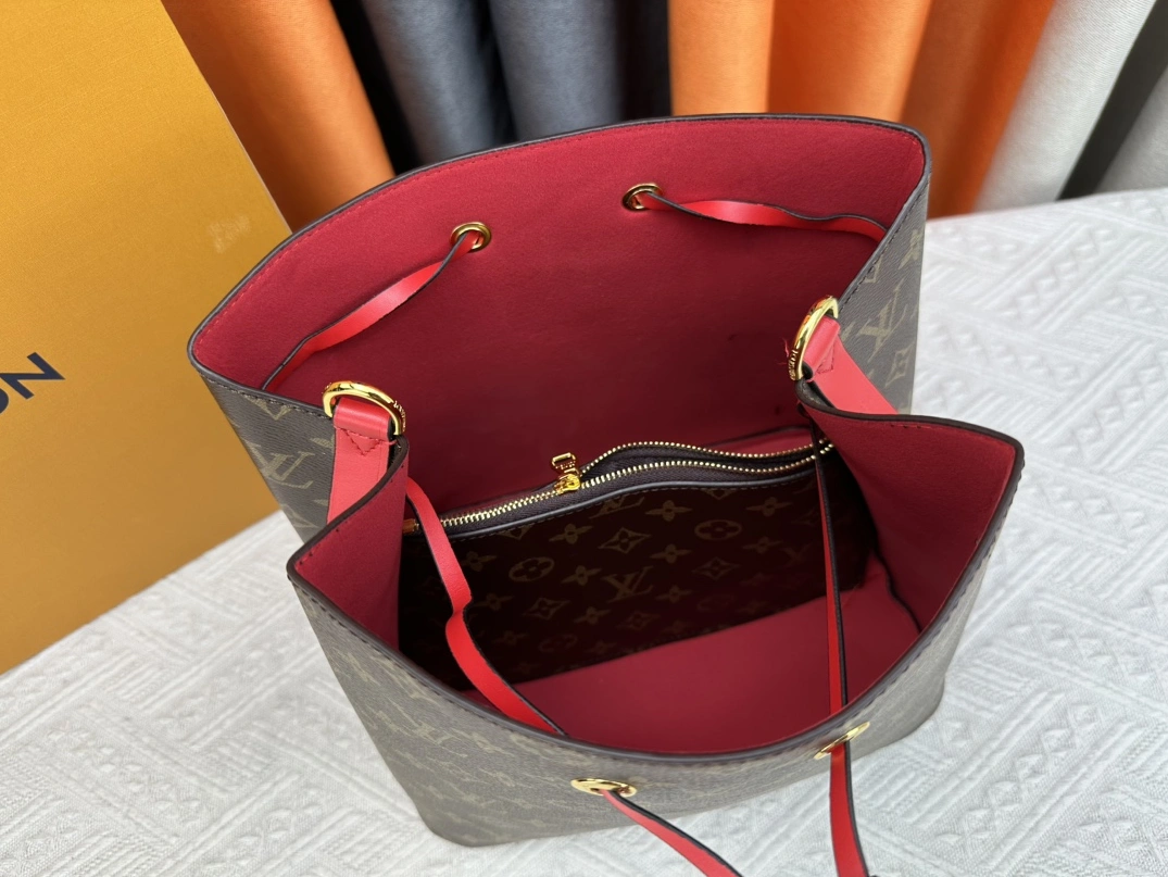 Louis Vuitton AAA Quality Messenger Bags For Women EyeCatching 7670 - Image 8