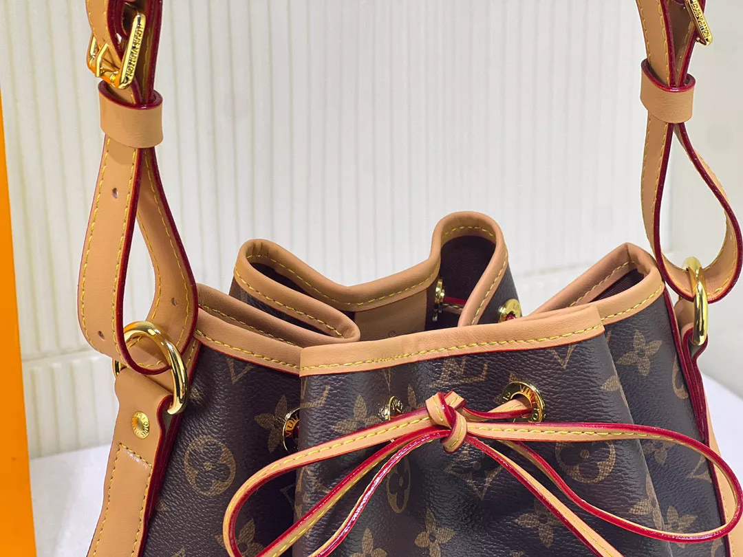 Louis Vuitton AAA Quality Messenger Bags For Women Lightweight 6060 - Image 3