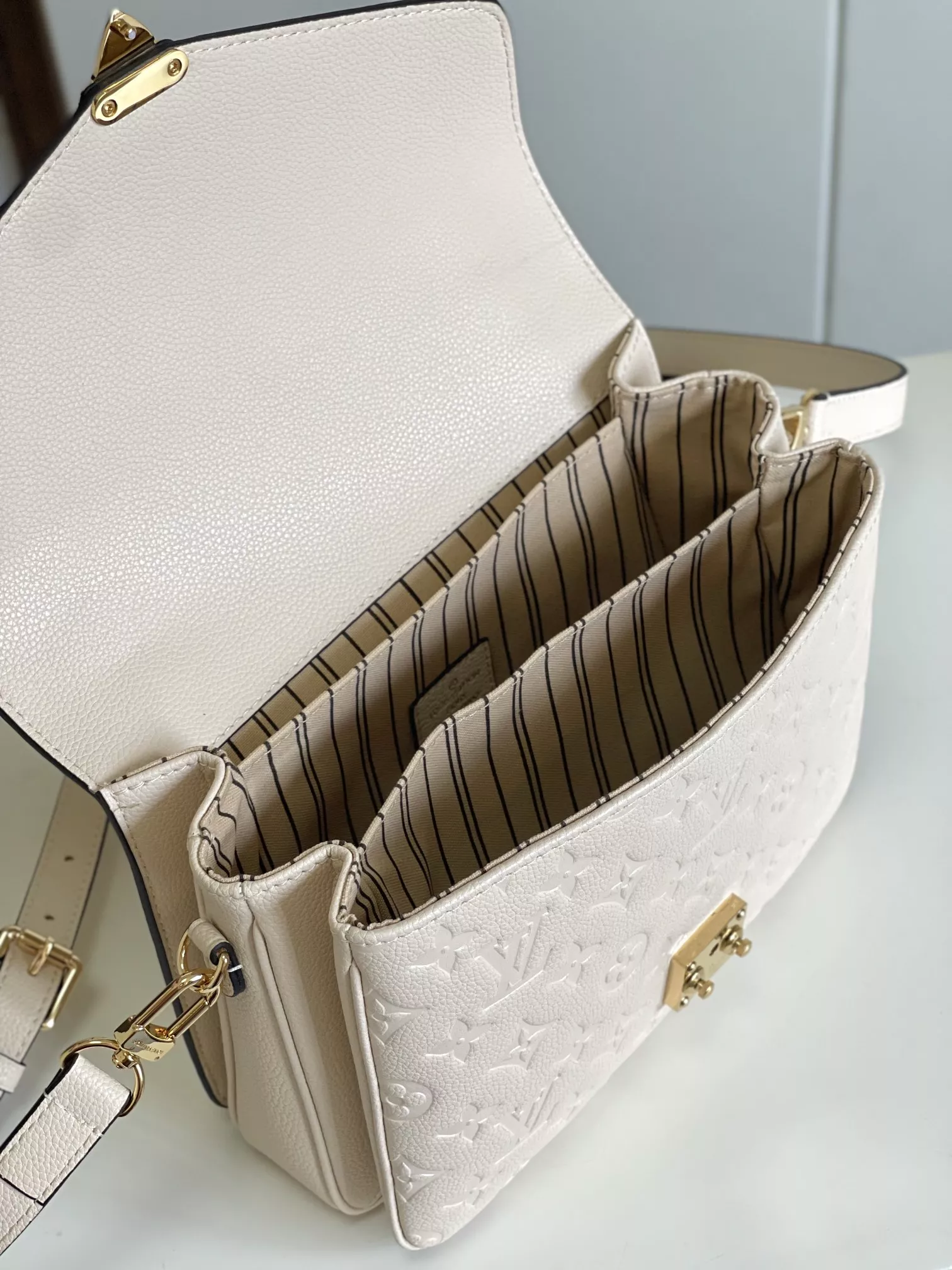 Louis Vuitton AAA Quality Messenger Bags For Women Modern 9088 - Image 8