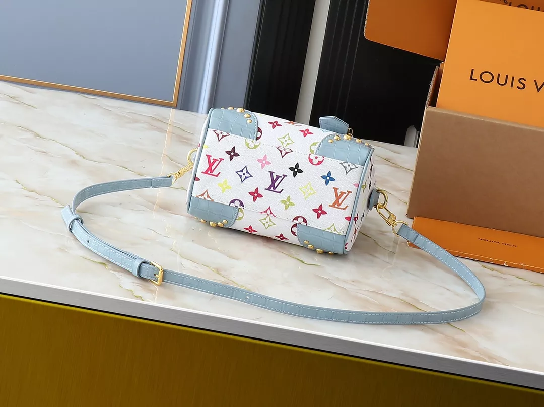 Louis Vuitton AAA Quality Messenger Bags For Women Practical 4605 - Image 4