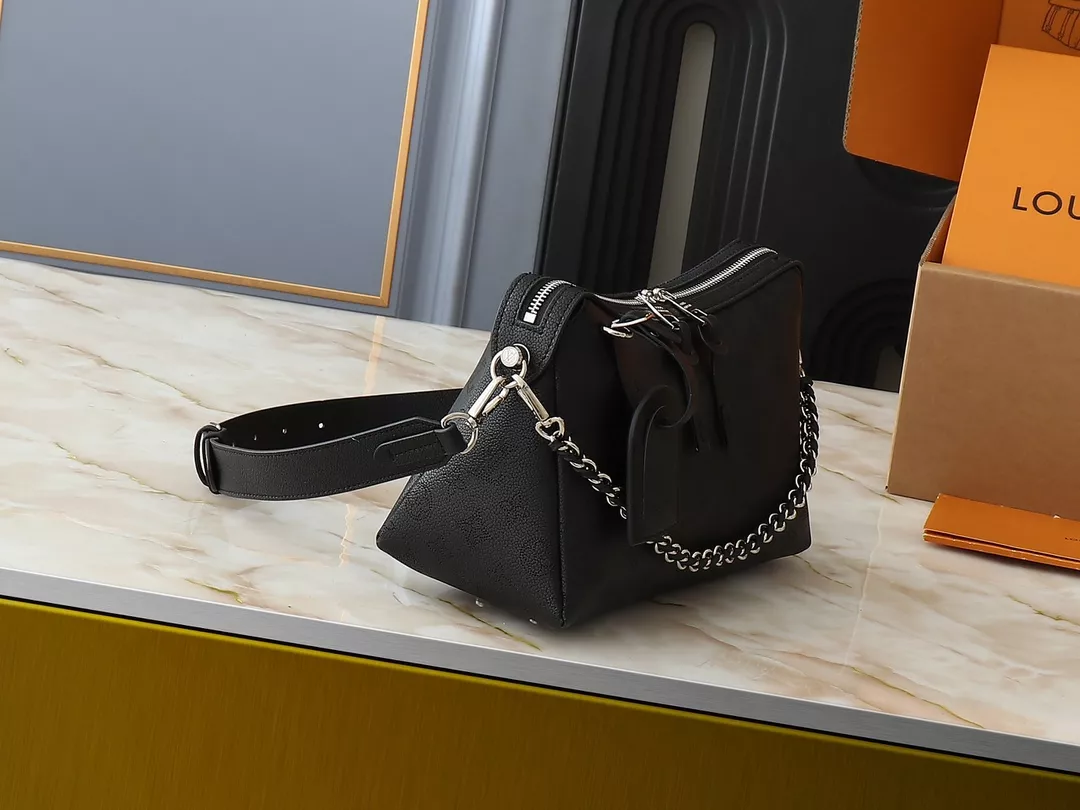 Louis Vuitton AAA Quality Messenger Bags For Women Versatile 4165