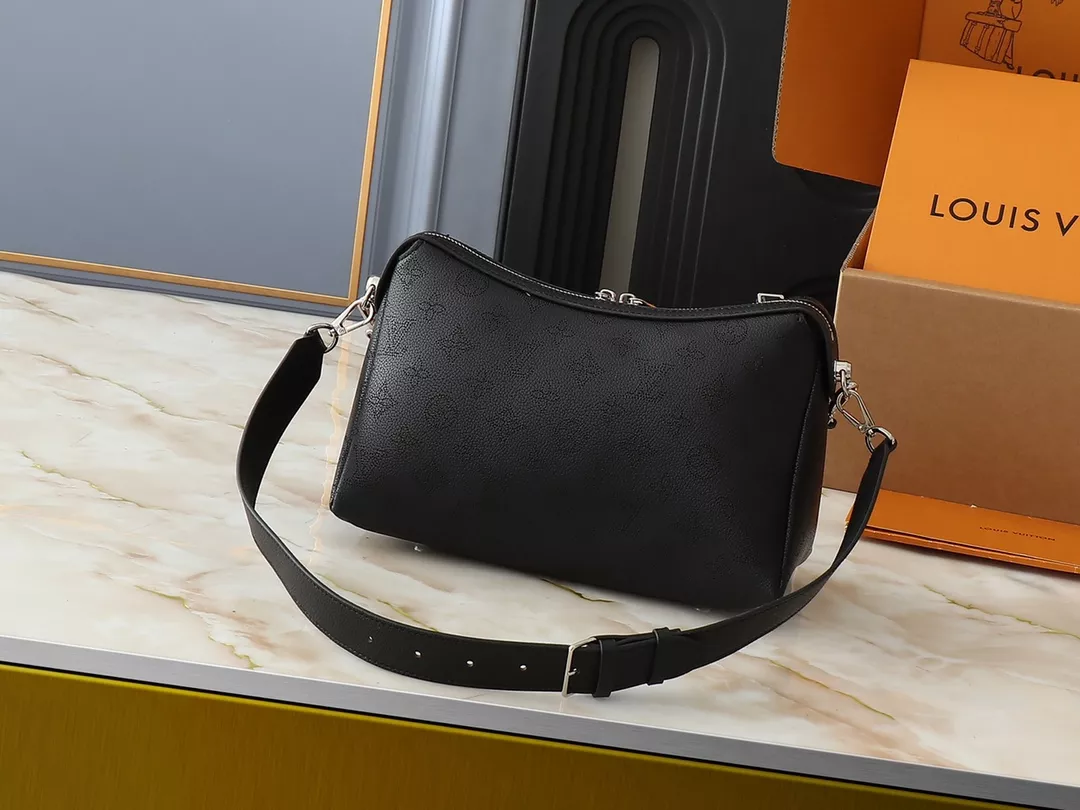 Louis Vuitton AAA Quality Messenger Bags For Women Versatile 4165 - Image 3