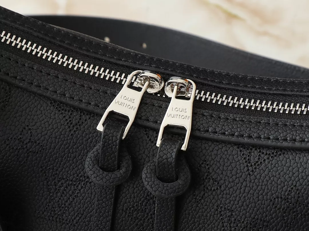 Louis Vuitton AAA Quality Messenger Bags For Women Versatile 4165 - Image 6