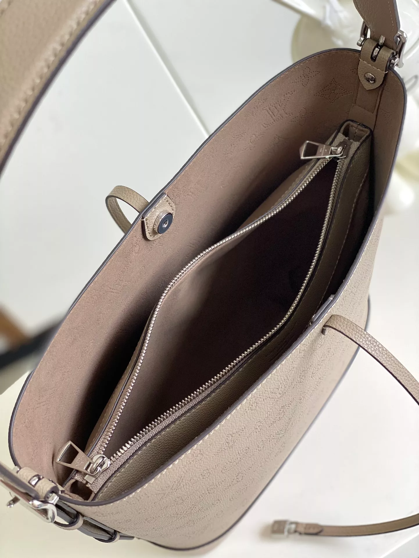 Louis Vuitton AAA Quality Shoulder Bags Practical 1337 - Image 7