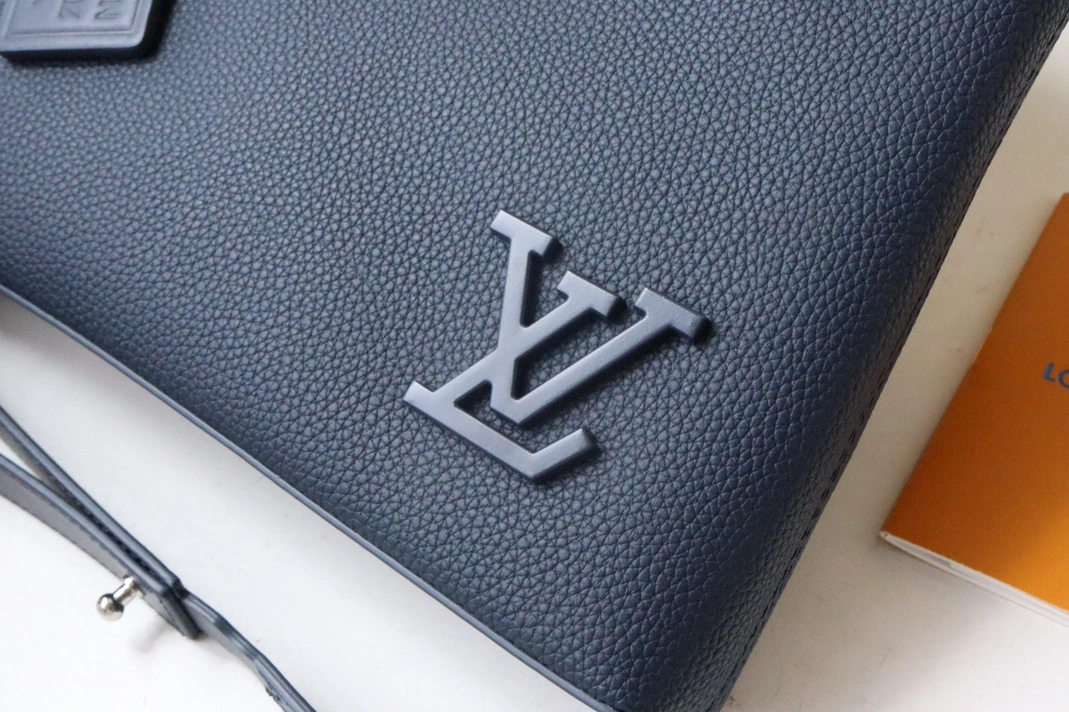 Louis Vuitton AAA Quality Wallets For Unisex Soft 5890 - Image 4