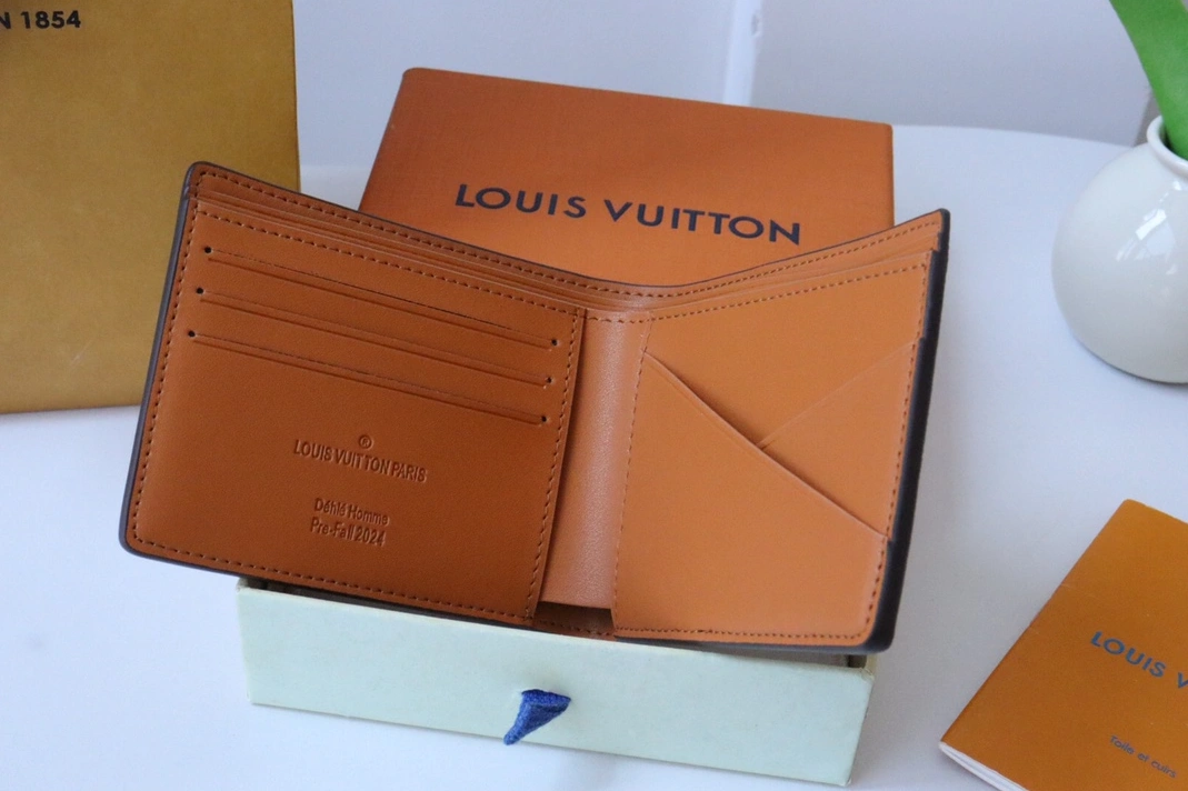 Louis Vuitton LV Wallets Versatile 3894 - Image 4
