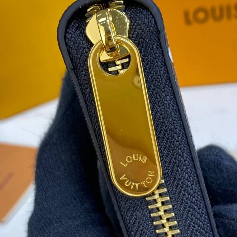 2 inside Louis Vuitton Monogram Pattern Zippy Wallet Black - Image 6