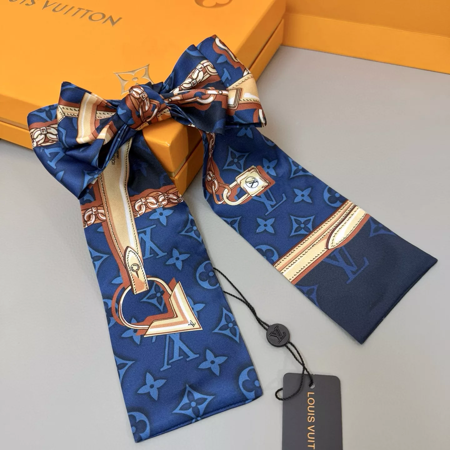 Louis Vuitton Silk Scarf Affordable 4872 - Image 3