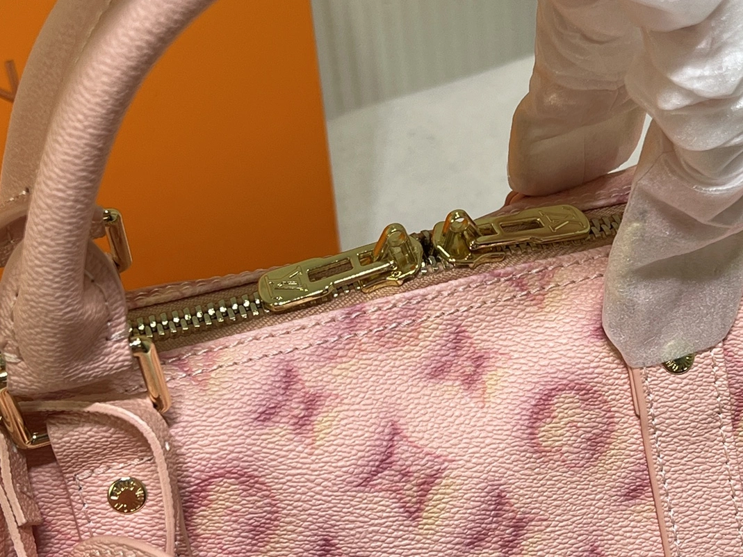 Louis Vuitton Travel Bags Cozy 4649 - Image 4