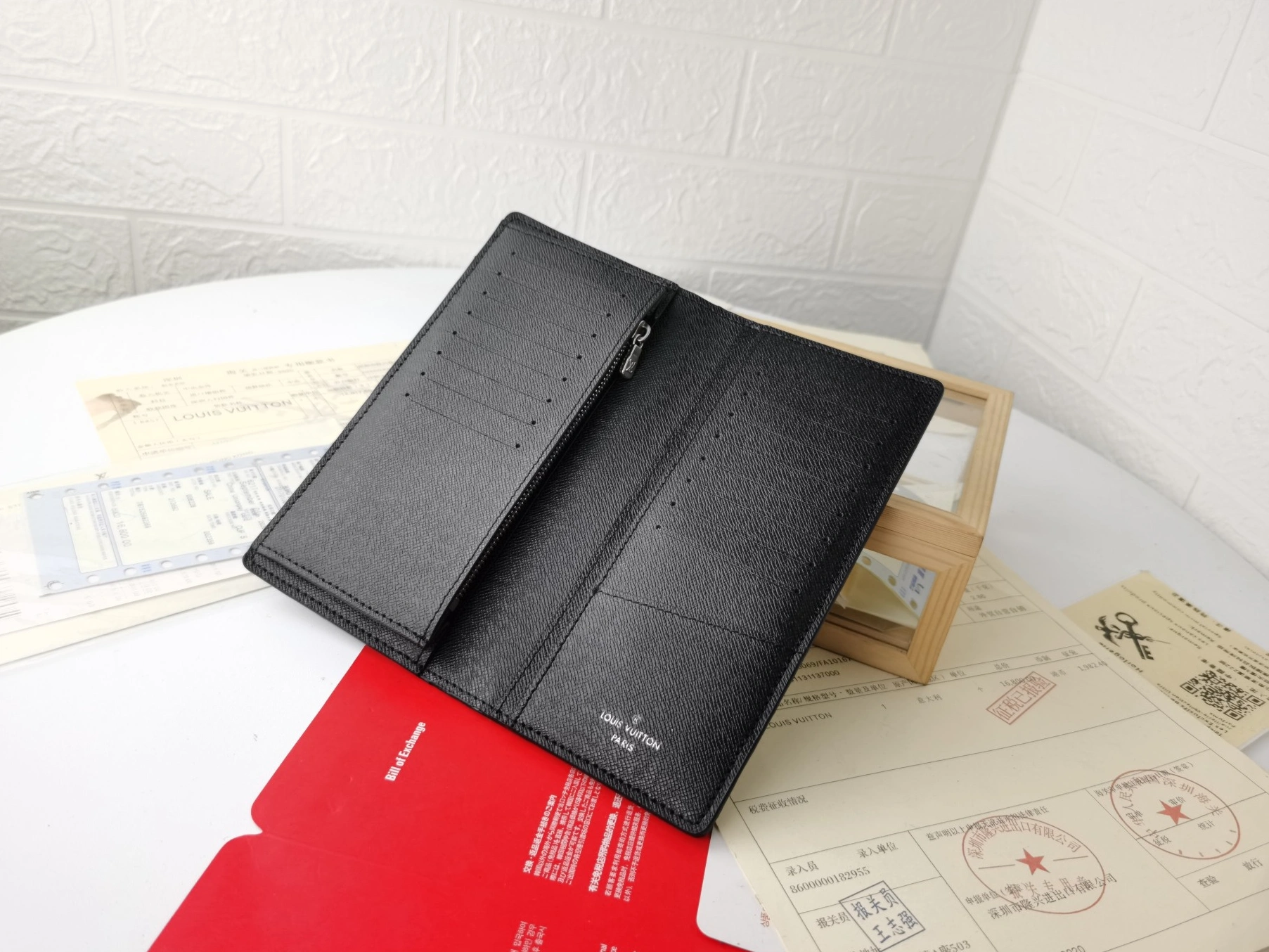 Minimalist 3298 Louis Vuitton LV Card Case For Unisex - Image 6