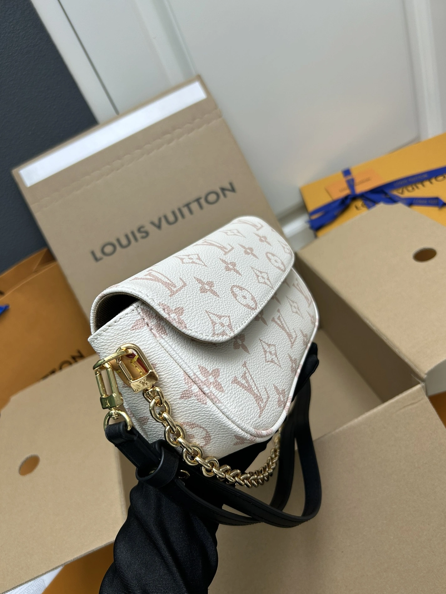 Sleek 2350 Louis Vuitton AAA Quality Shoulder Bags For Women - Image 4