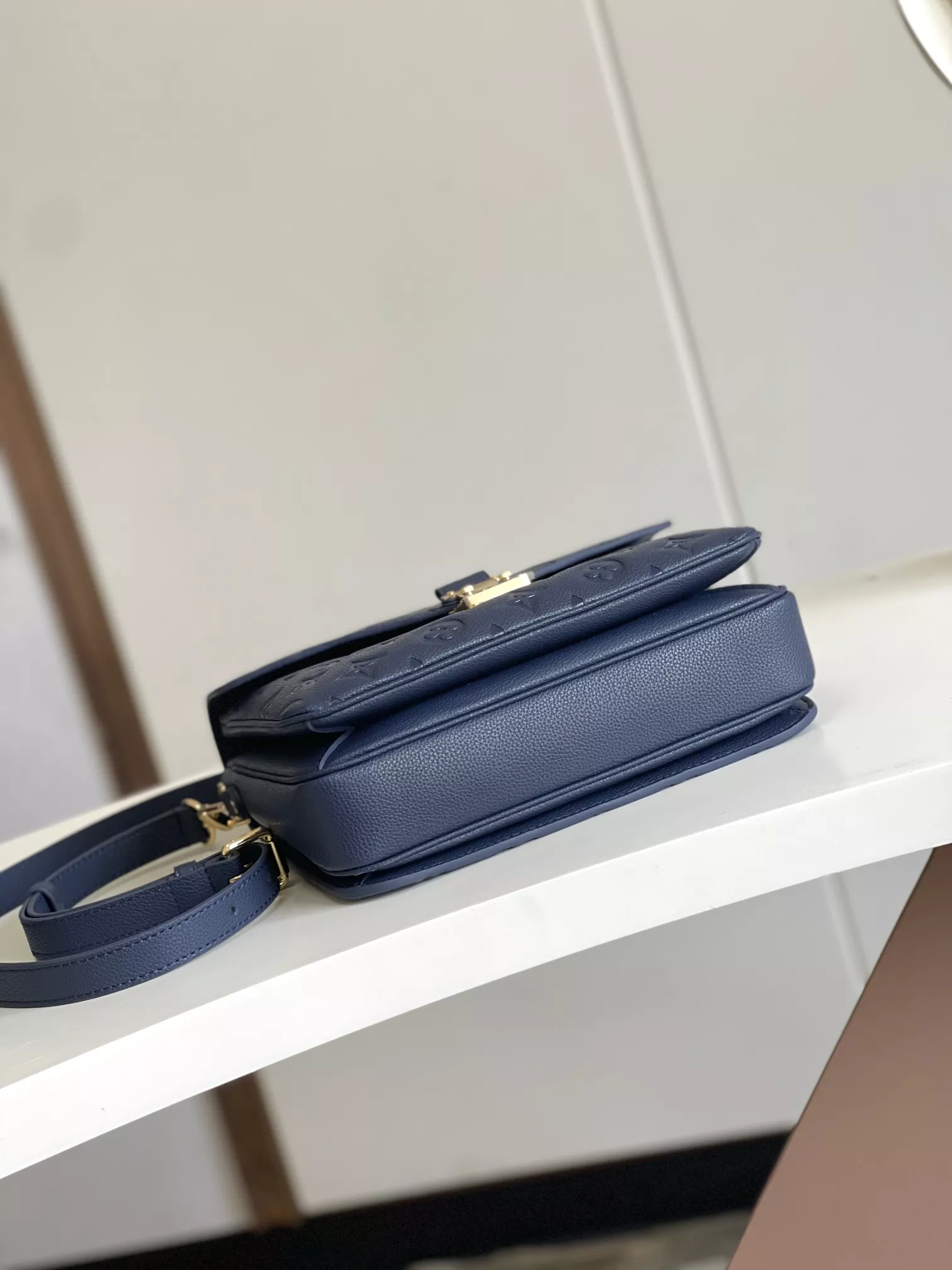 StreetReady 2782 Louis Vuitton AAA Quality Messenger Bags For Women - Image 4