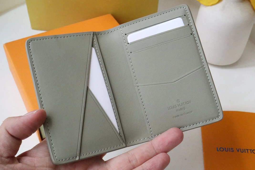 Trendsetting 4546 Louis Vuitton AAA Quality Card Case - Image 5