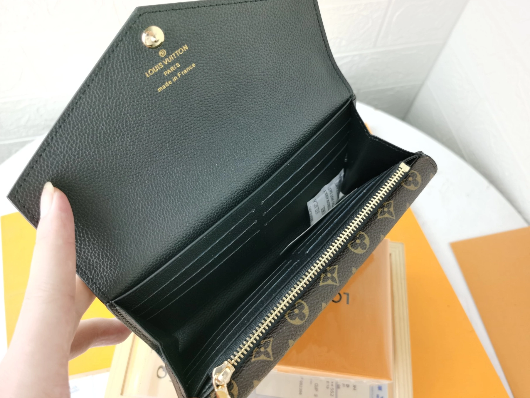 WellDesigned 9438 Louis Vuitton LV Card Case For Women - Image 7