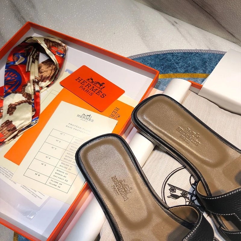 Hermes Oran Slides Women Calf Leather In Black - Image 4