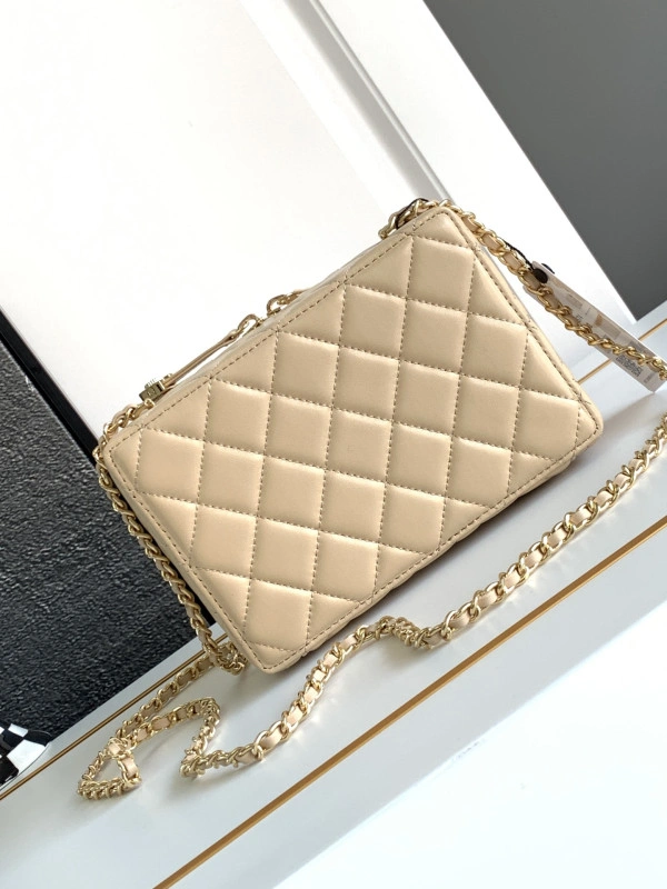 SportInspired CHANEL Vintage Camera Bag-18CM 1409 - Image 3