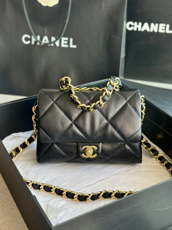 CHANEL FLAP BAG Comfortable 402 - Image 4